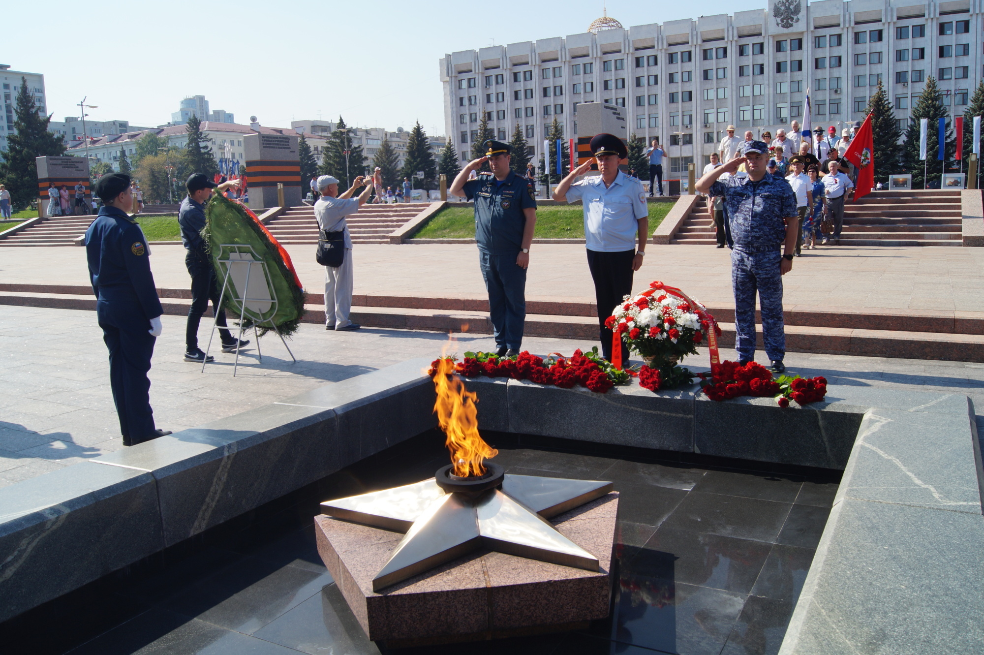 В День воинской славы России в Самаре состоялось возложение цветов и венков  к Вечному огню - Новости - Главное управление МЧС России по Самарской  области