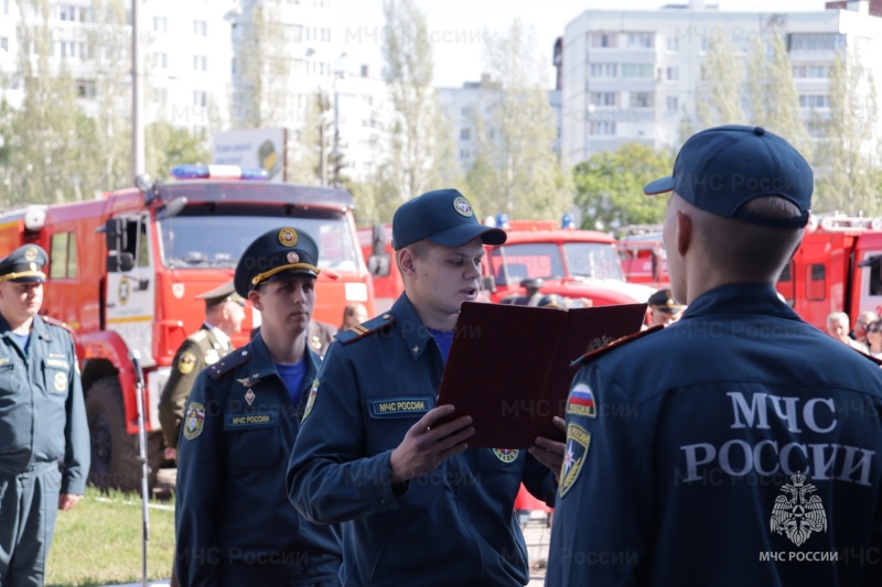 Выставка пожарной техники, принятие присяги, экскурсия в пожарную часть: в Тольятти отметили День пожарной охраны