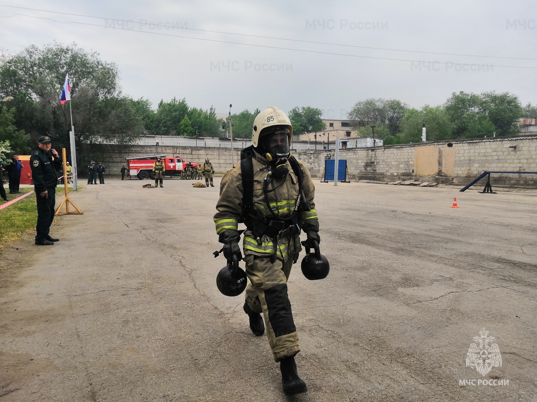 В Тольятти прошли соревнования на звание лучшего звена газодымозащитной  службы - Новости - Главное управление МЧС России по Самарской области